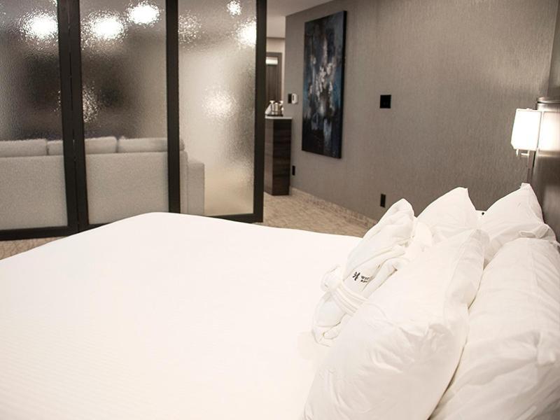 White Oaks Conference & Resort Spa Niagara-on-the-Lake Exterior photo A bedroom at the Hotel Indigo