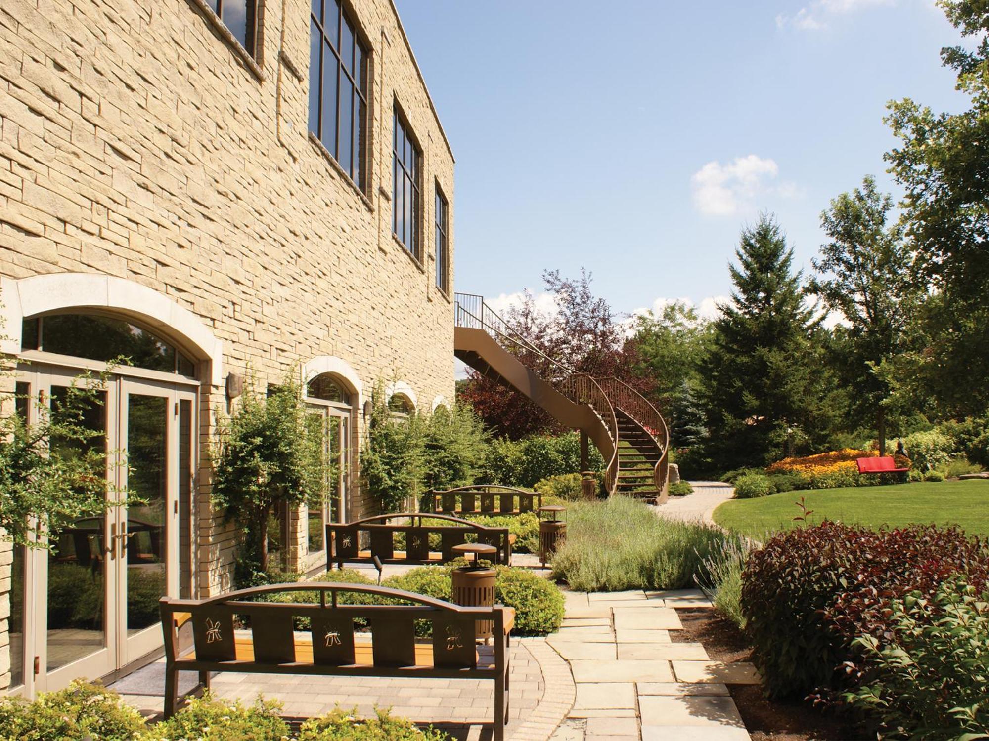 White Oaks Conference & Resort Spa Niagara-on-the-Lake Exterior photo The courtyard at the Royal Berkshire Hospital