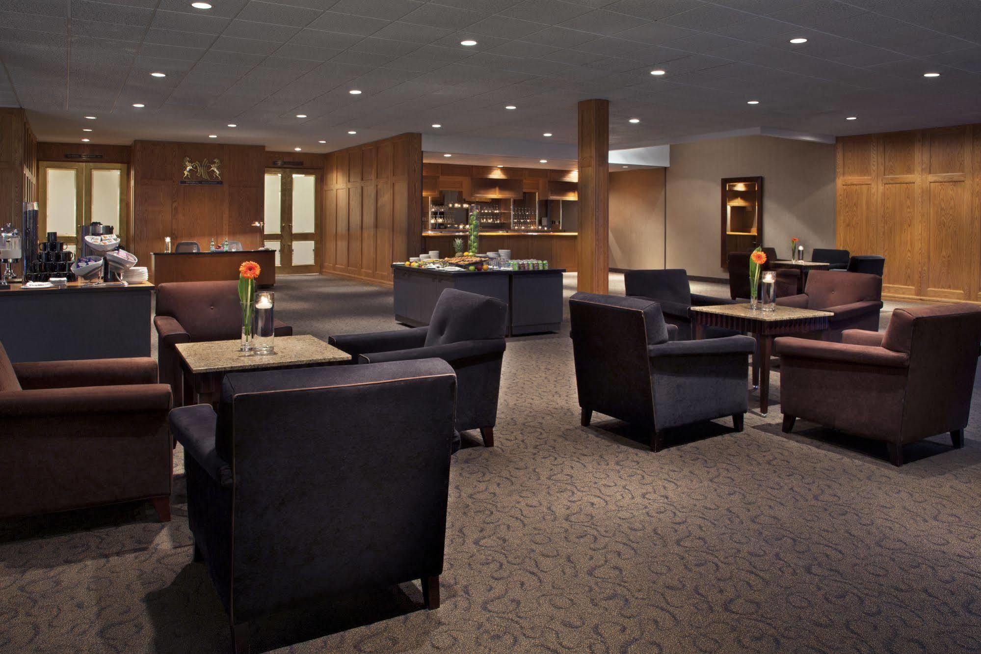 White Oaks Conference & Resort Spa Niagara-on-the-Lake Exterior photo The Club lounge at Vancouver International Airport